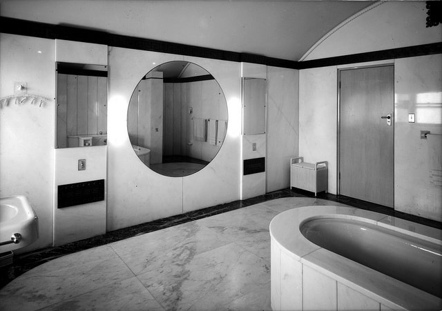 Dark Gary & Light Gray Bathroom Design
